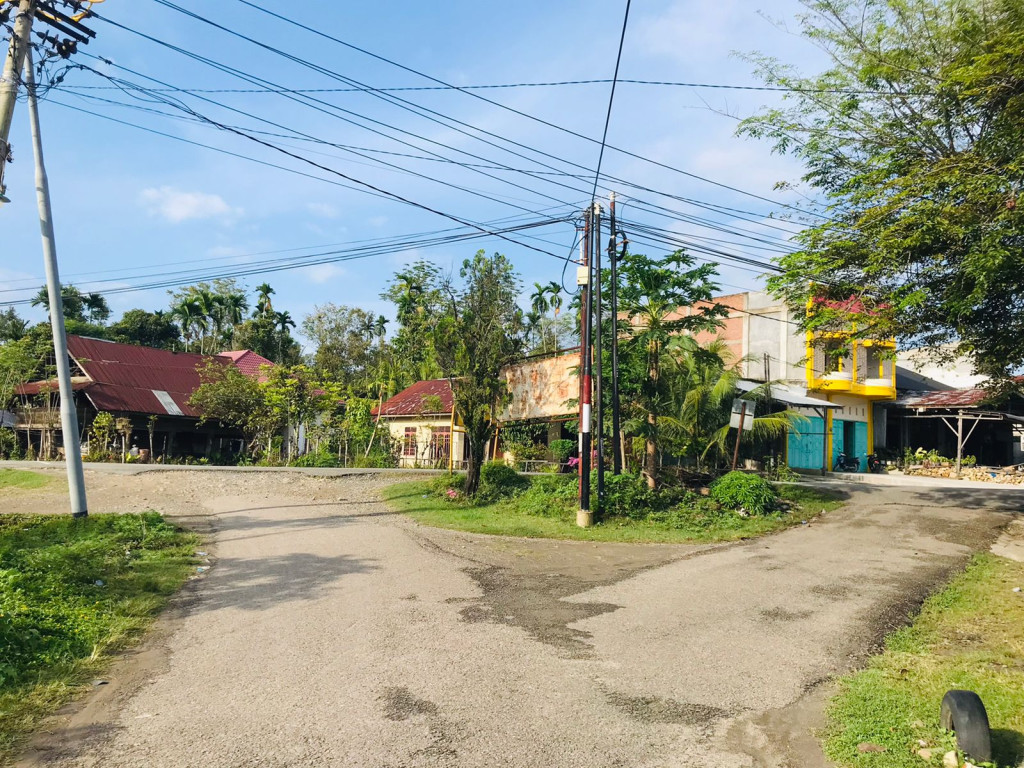 Gampong Meunasah Krueng ini berada di samping jalan medan- Banda Aceh